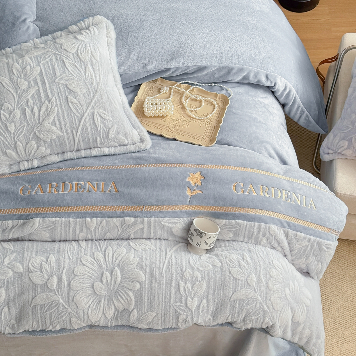 91家纺网 家纺一手货源 找家纺 米可 2025新款兔毛烂花牛奶绒绣花四件套 春絮-蓝灰