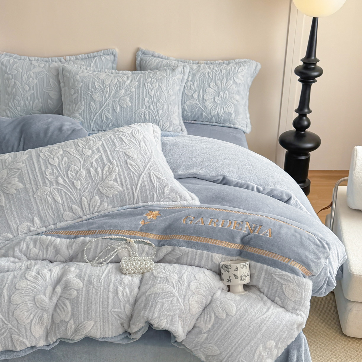 91家纺网 家纺一手货源 找家纺 米可 2025新款兔毛烂花牛奶绒绣花四件套 春絮-蓝灰