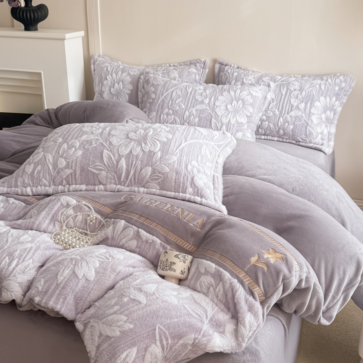 91家纺网 家纺一手货源 找家纺 米可 2025新款兔毛烂花牛奶绒绣花四件套 春絮-紫驼