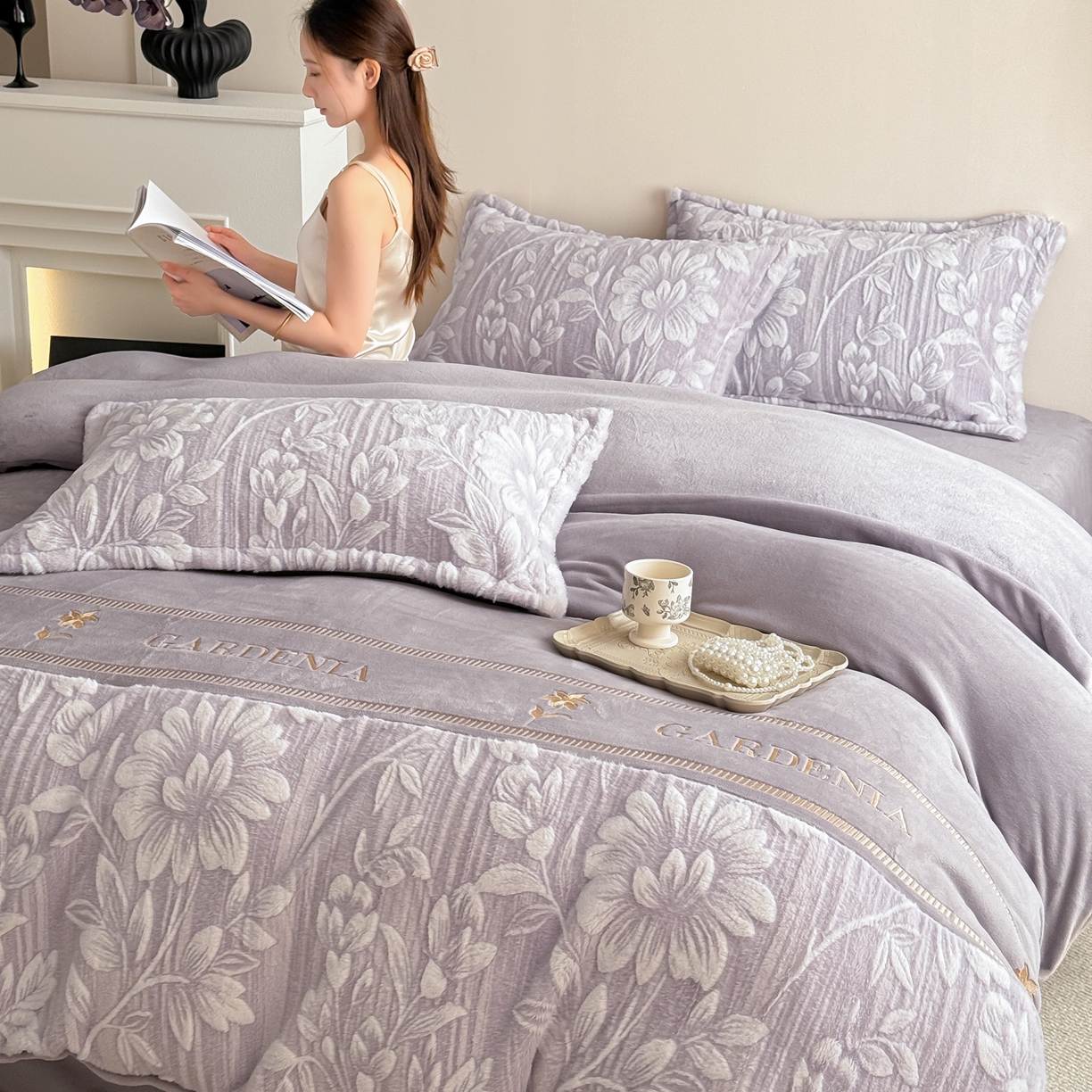 91家纺网 家纺一手货源 找家纺 米可 2025新款兔毛烂花牛奶绒绣花四件套 春絮-紫驼