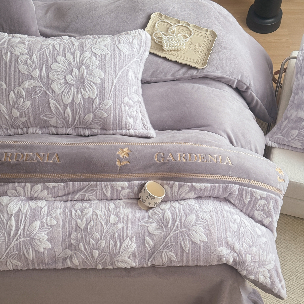 91家纺网 家纺一手货源 找家纺 米可 2025新款兔毛烂花牛奶绒绣花四件套 春絮-紫驼