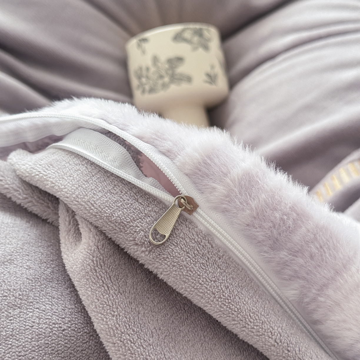 91家纺网 家纺一手货源 找家纺 米可 2025新款兔毛烂花牛奶绒绣花四件套 春絮-紫驼