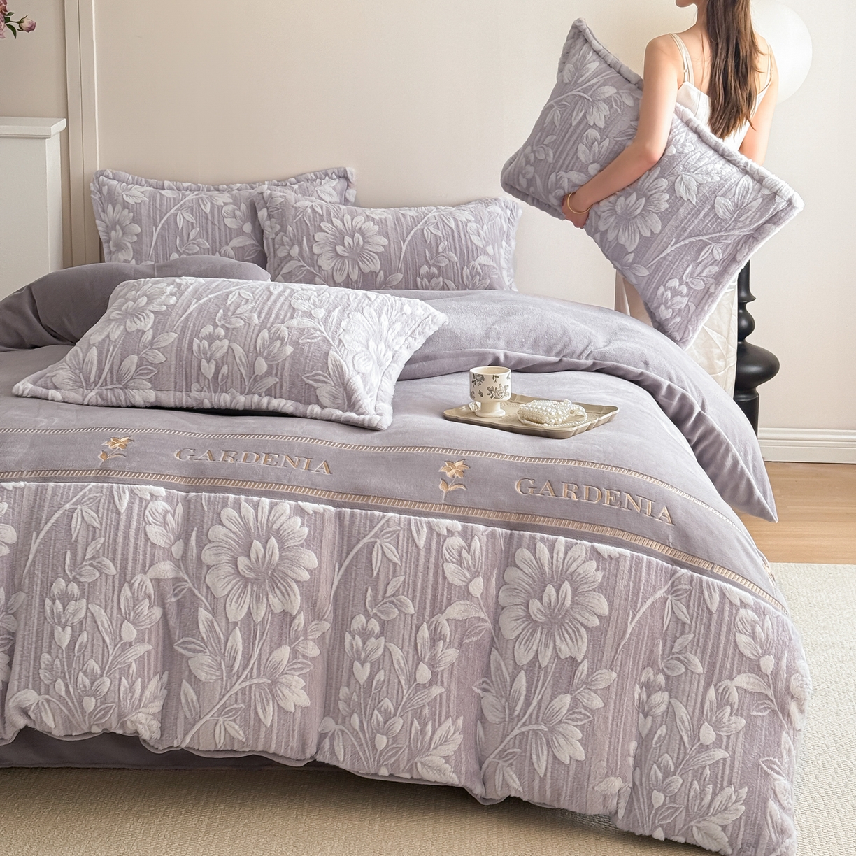 91家纺网 家纺一手货源 找家纺 米可 2025新款兔毛烂花牛奶绒绣花四件套 春絮-紫驼