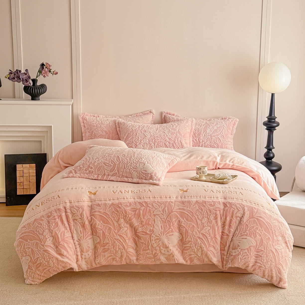 91家纺网 家纺一手货源 找家纺 米可 2025新款兔毛烂花牛奶绒绣花四件套 蝴蝶-粉