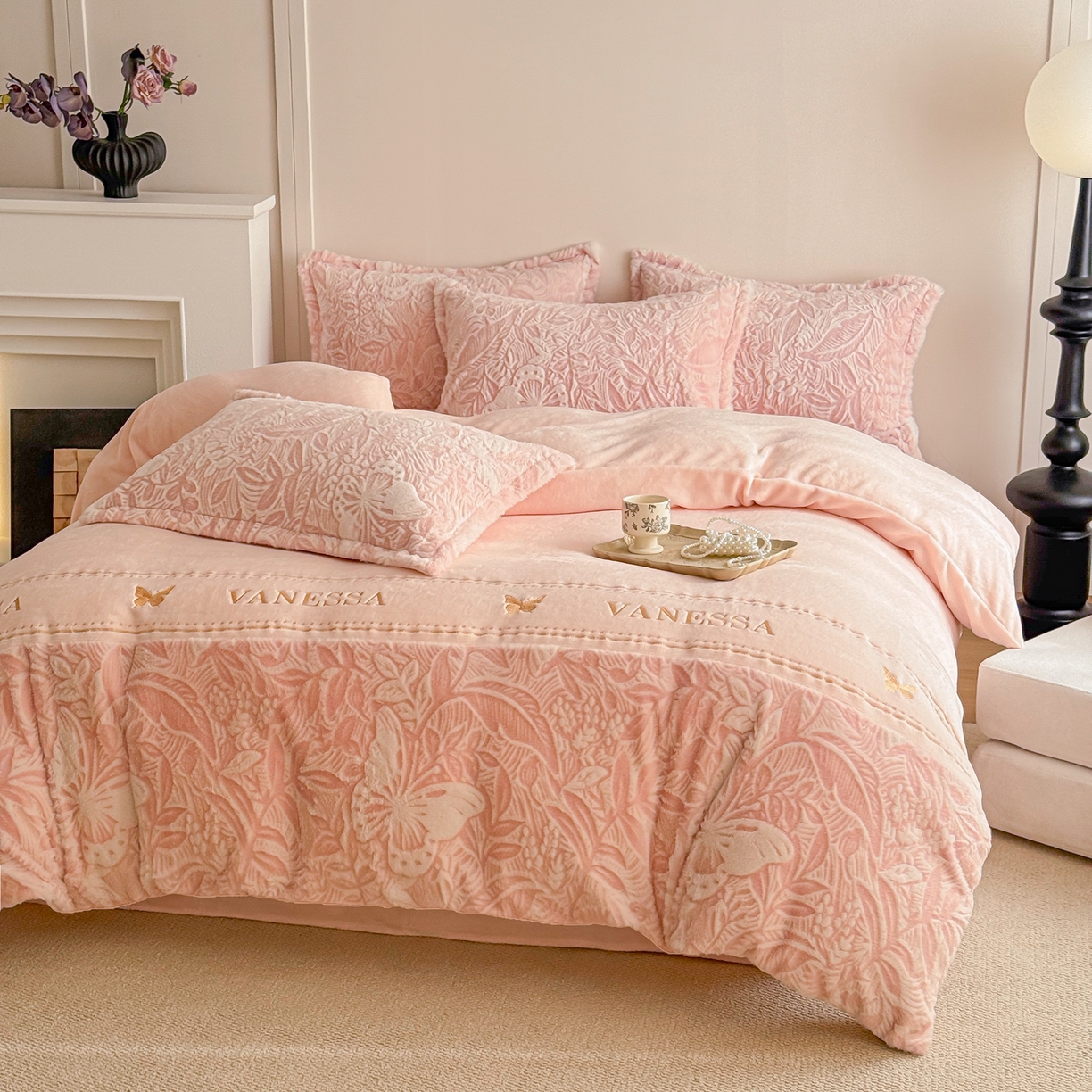 91家纺网 家纺一手货源 找家纺 米可 2025新款兔毛烂花牛奶绒绣花四件套 蝴蝶-粉