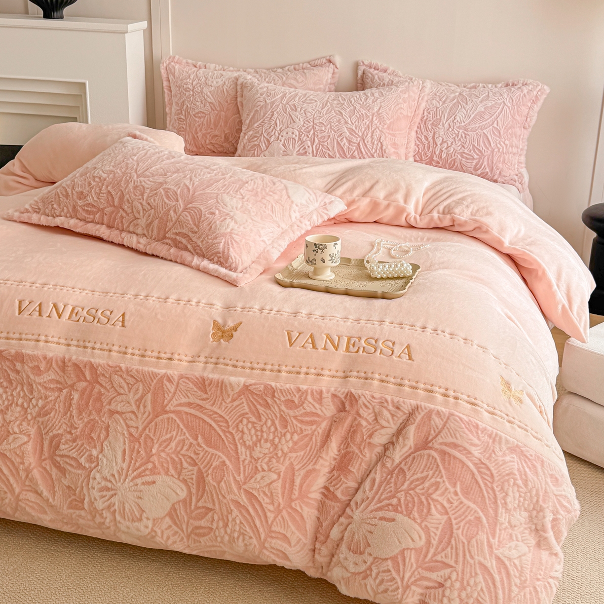 91家纺网 家纺一手货源 找家纺 米可 2025新款兔毛烂花牛奶绒绣花四件套 蝴蝶-粉