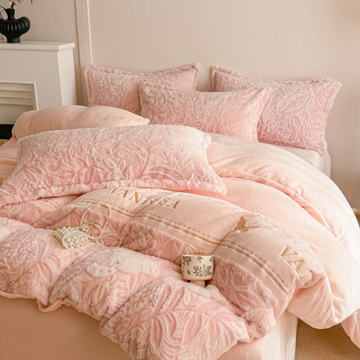 91家纺网 家纺一手货源 找家纺 米可 2025新款兔毛烂花牛奶绒绣花四件套 蝴蝶-粉