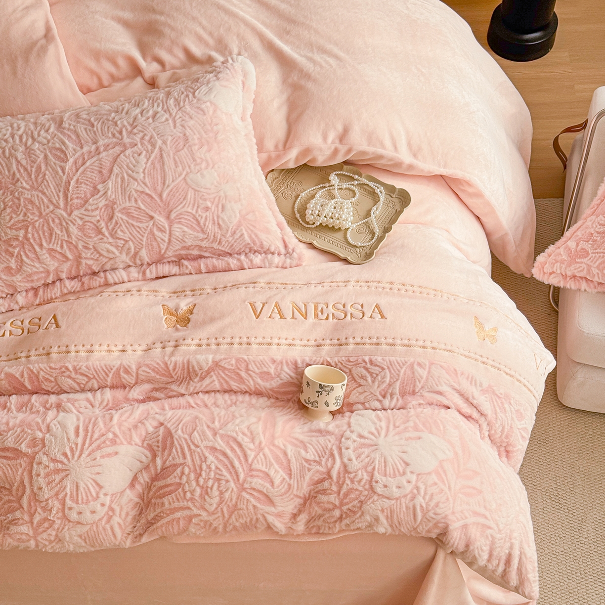 91家纺网 家纺一手货源 找家纺 米可 2025新款兔毛烂花牛奶绒绣花四件套 蝴蝶-粉