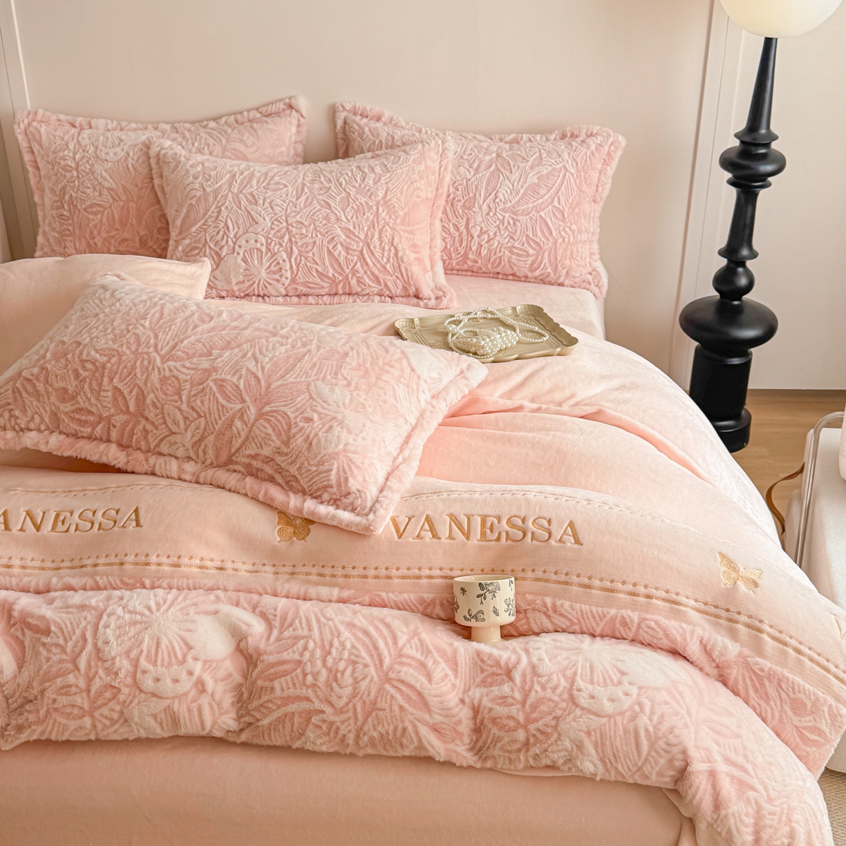 91家纺网 家纺一手货源 找家纺 米可 2025新款兔毛烂花牛奶绒绣花四件套 蝴蝶-粉