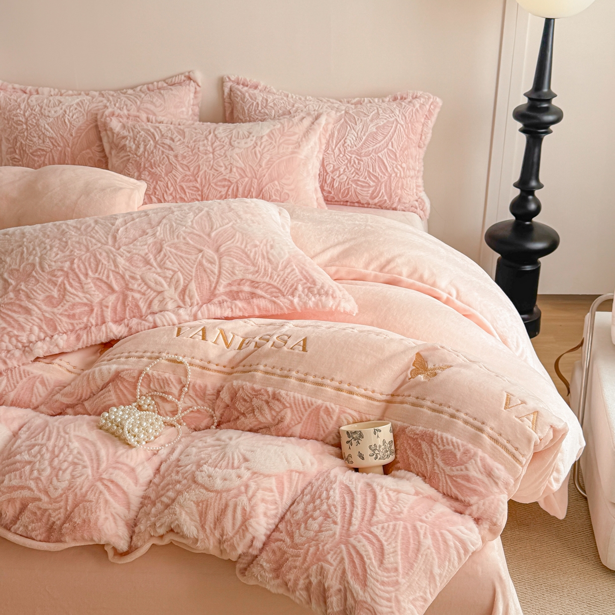 91家纺网 家纺一手货源 找家纺 米可 2025新款兔毛烂花牛奶绒绣花四件套 蝴蝶-粉