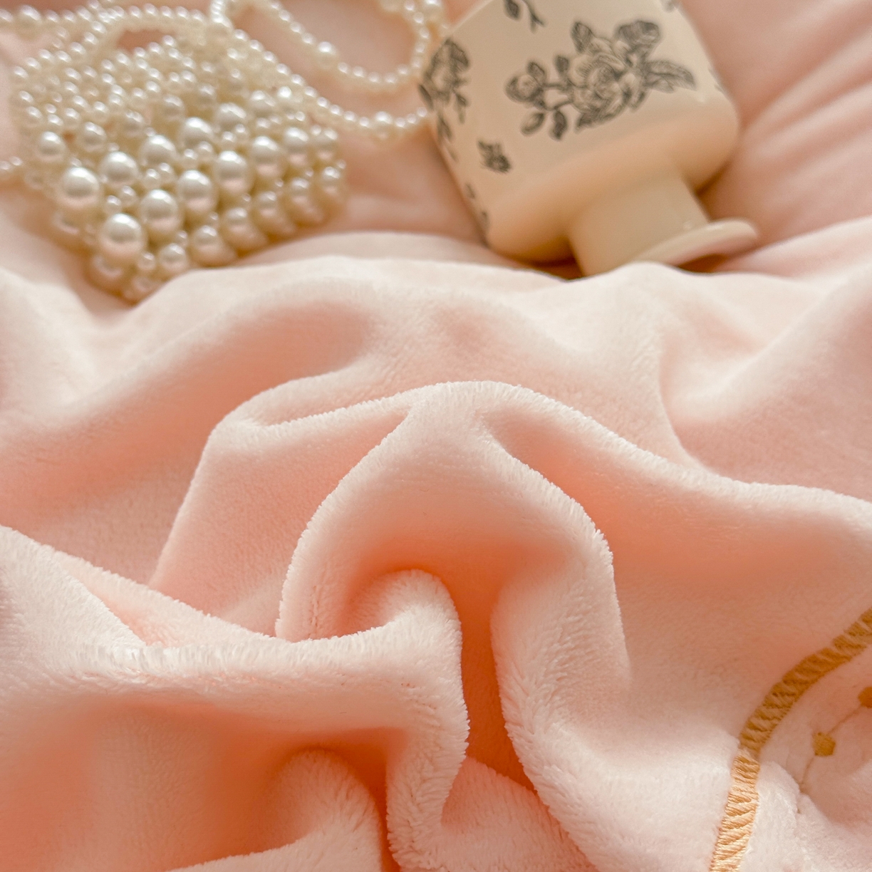 91家纺网 家纺一手货源 找家纺 米可 2025新款兔毛烂花牛奶绒绣花四件套 蝴蝶-粉