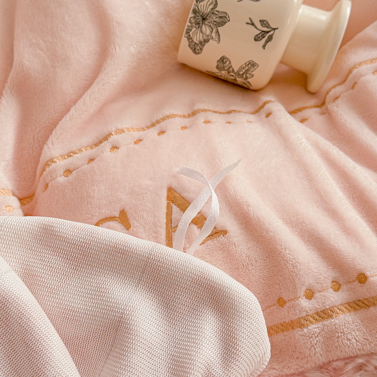 91家纺网 家纺一手货源 找家纺 米可 2025新款兔毛烂花牛奶绒绣花四件套 蝴蝶-粉