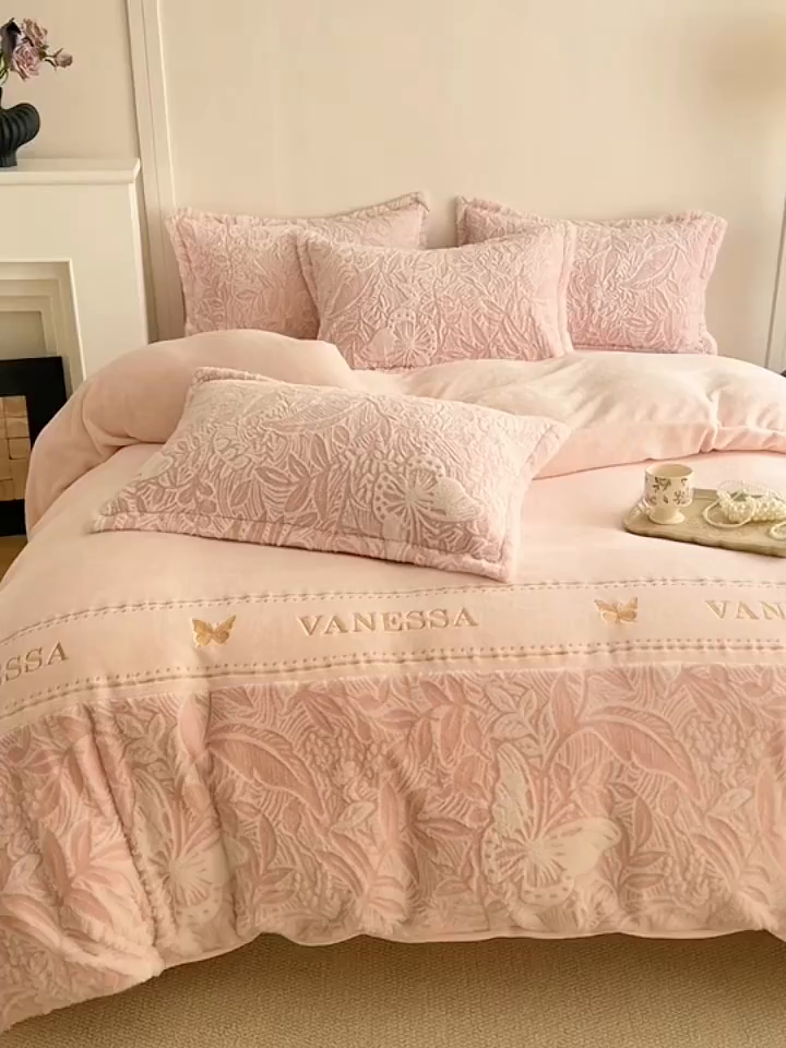 91家纺网 家纺一手货源 找家纺 米可 2025新款兔毛烂花牛奶绒绣花四件套 蝴蝶-粉