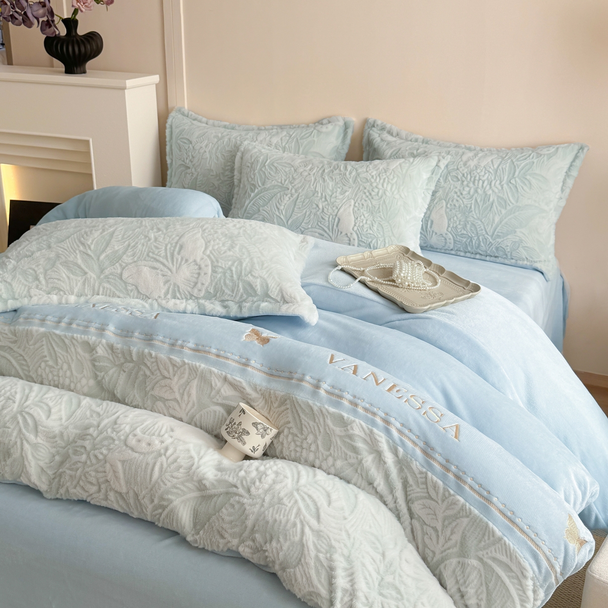 91家纺网 家纺一手货源 找家纺 米可 2025新款兔毛烂花牛奶绒绣花四件套 蝴蝶-蓝