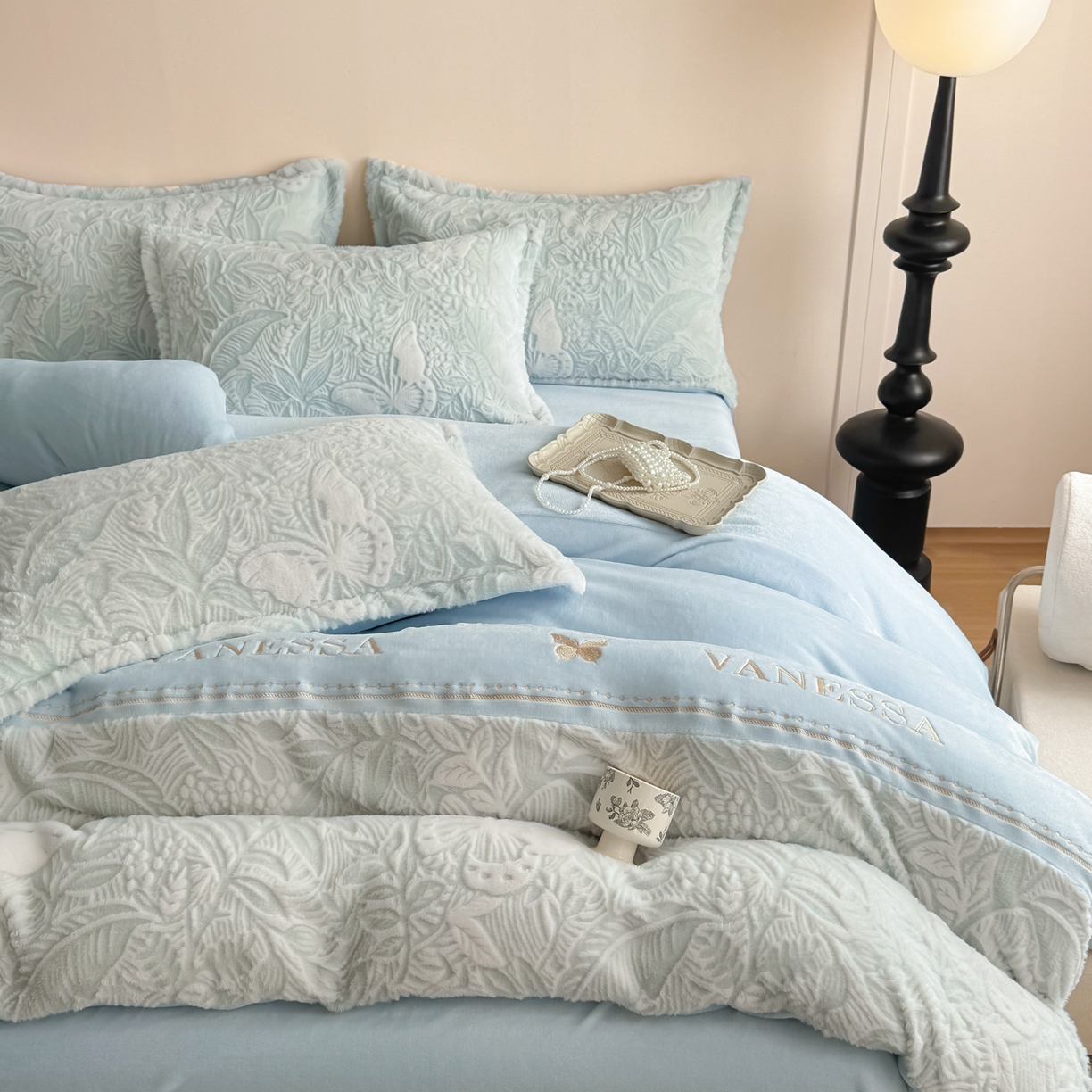 91家纺网 家纺一手货源 找家纺 米可 2025新款兔毛烂花牛奶绒绣花四件套 蝴蝶-蓝