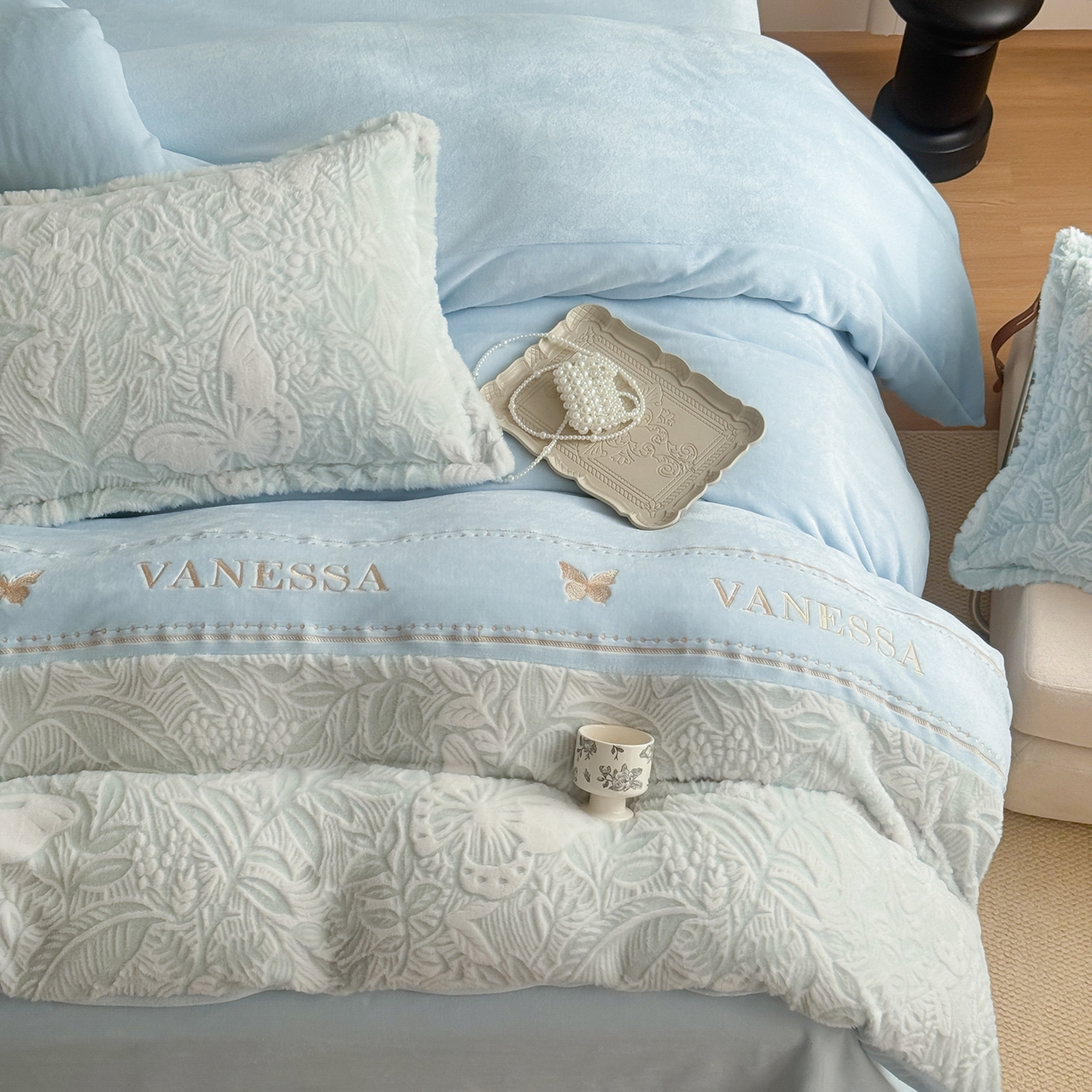 91家纺网 家纺一手货源 找家纺 米可 2025新款兔毛烂花牛奶绒绣花四件套 蝴蝶-蓝