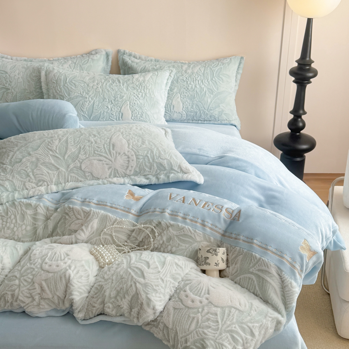 91家纺网 家纺一手货源 找家纺 米可 2025新款兔毛烂花牛奶绒绣花四件套 蝴蝶-蓝