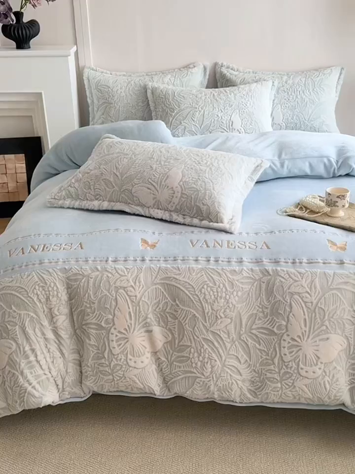 91家纺网 家纺一手货源 找家纺 米可 2025新款兔毛烂花牛奶绒绣花四件套 蝴蝶-蓝