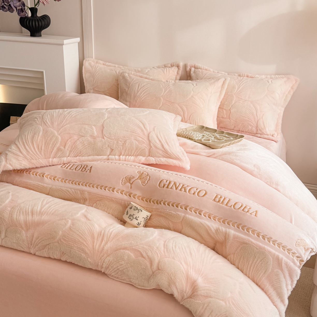 91家纺网 家纺一手货源 找家纺 米可 2025新款兔毛烂花牛奶绒绣花四件套 银杏-粉