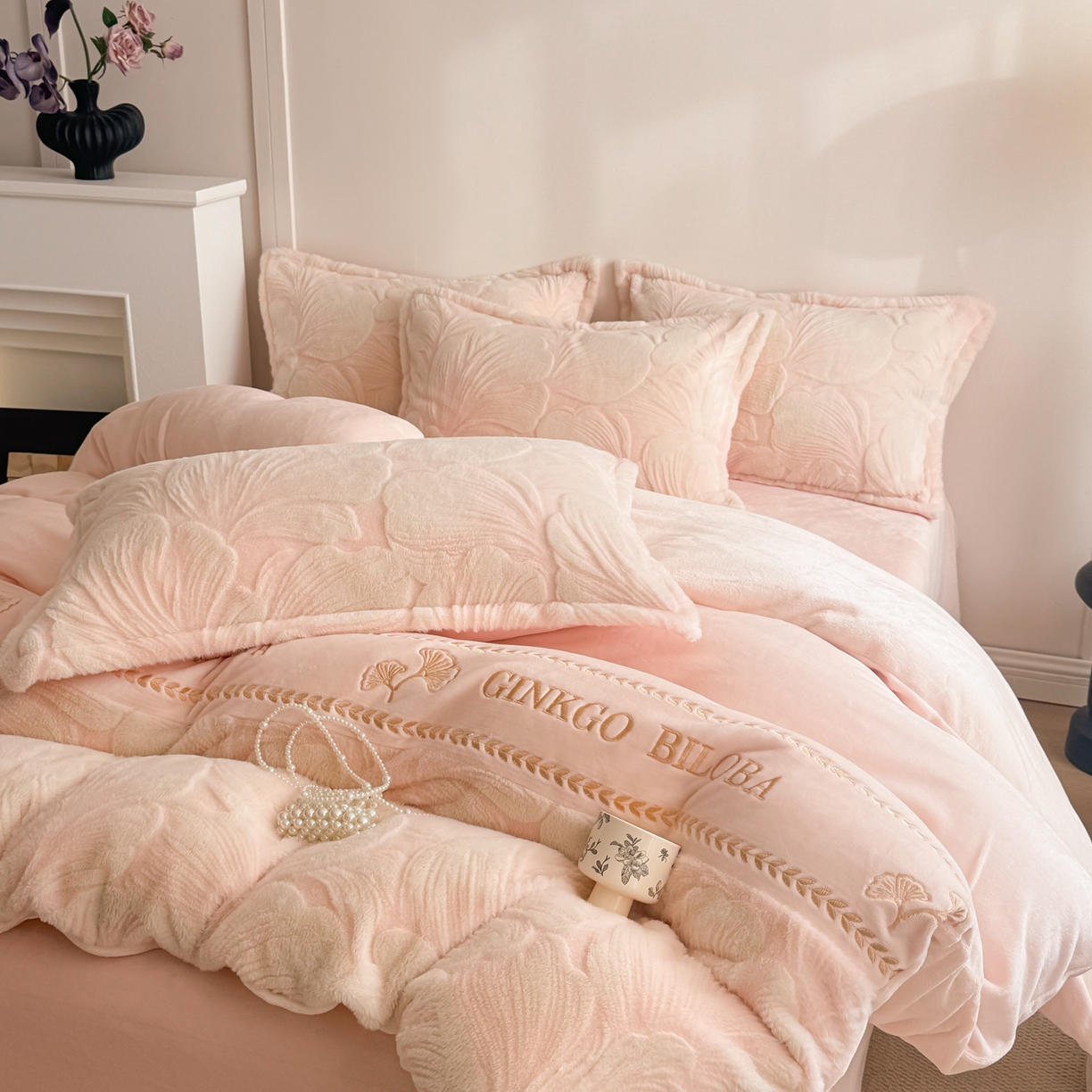 91家纺网 家纺一手货源 找家纺 米可 2025新款兔毛烂花牛奶绒绣花四件套 银杏-粉