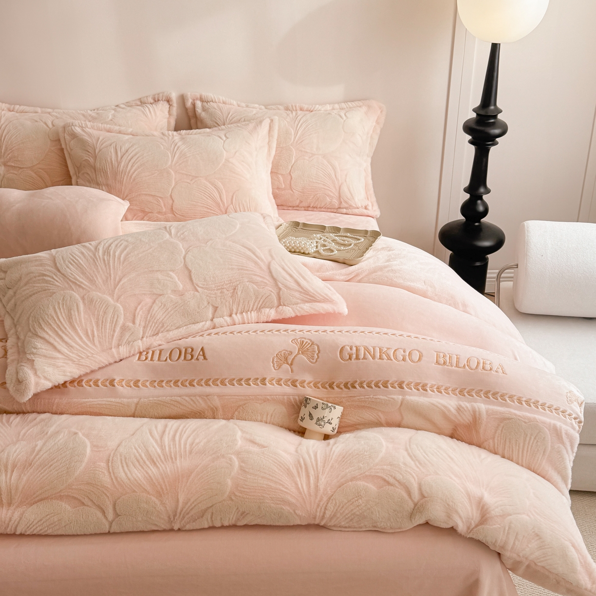 91家纺网 家纺一手货源 找家纺 米可 2025新款兔毛烂花牛奶绒绣花四件套 银杏-粉