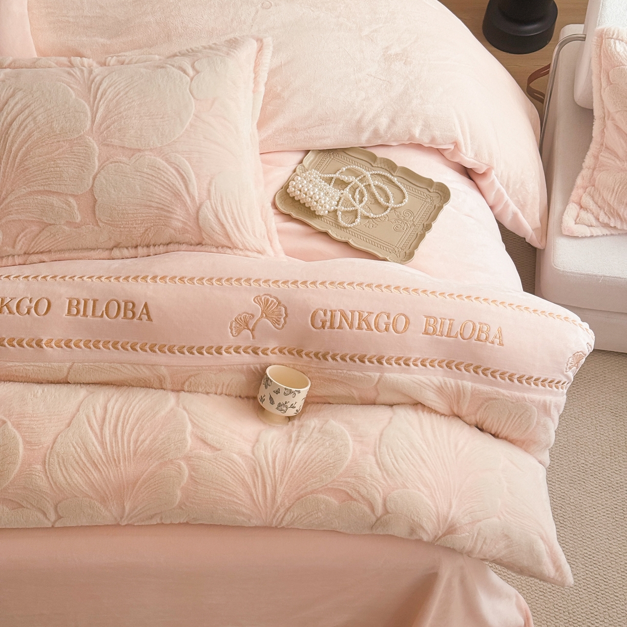 91家纺网 家纺一手货源 找家纺 米可 2025新款兔毛烂花牛奶绒绣花四件套 银杏-粉