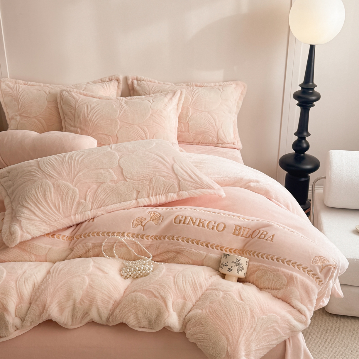 91家纺网 家纺一手货源 找家纺 米可 2025新款兔毛烂花牛奶绒绣花四件套 银杏-粉