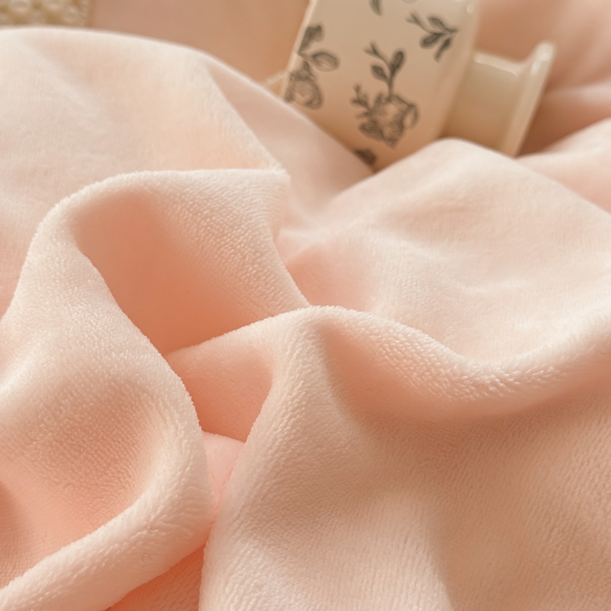 91家纺网 家纺一手货源 找家纺 米可 2025新款兔毛烂花牛奶绒绣花四件套 银杏-粉