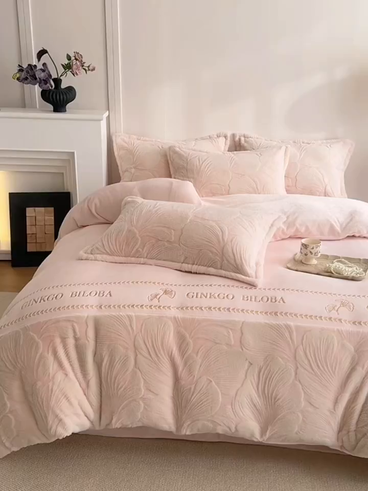 91家纺网 家纺一手货源 找家纺 米可 2025新款兔毛烂花牛奶绒绣花四件套 银杏-粉