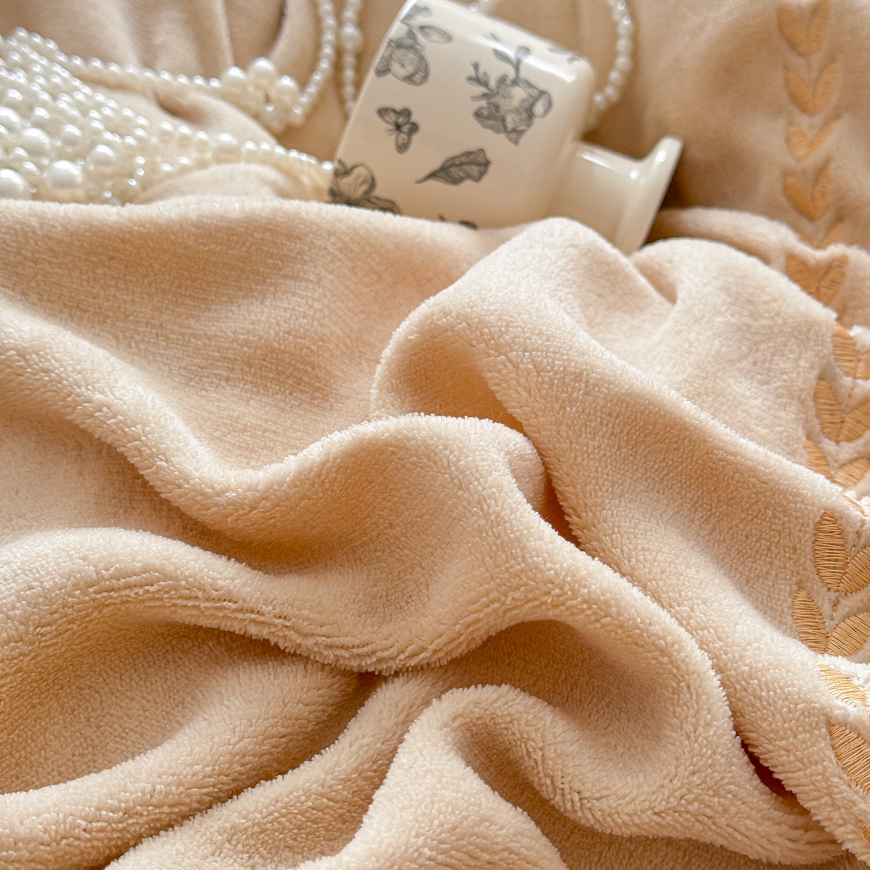 91家纺网 家纺一手货源 找家纺 米可 2025新款兔毛烂花牛奶绒绣花四件套 银杏-卡其