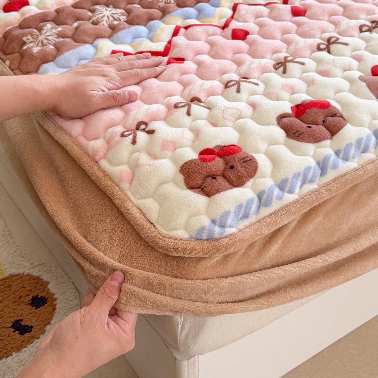 91家纺网 家纺一手货源 找家纺 （总）Sweet dreams甜梦 2025新款高克重牛奶绒印花夹棉床笠圣诞款