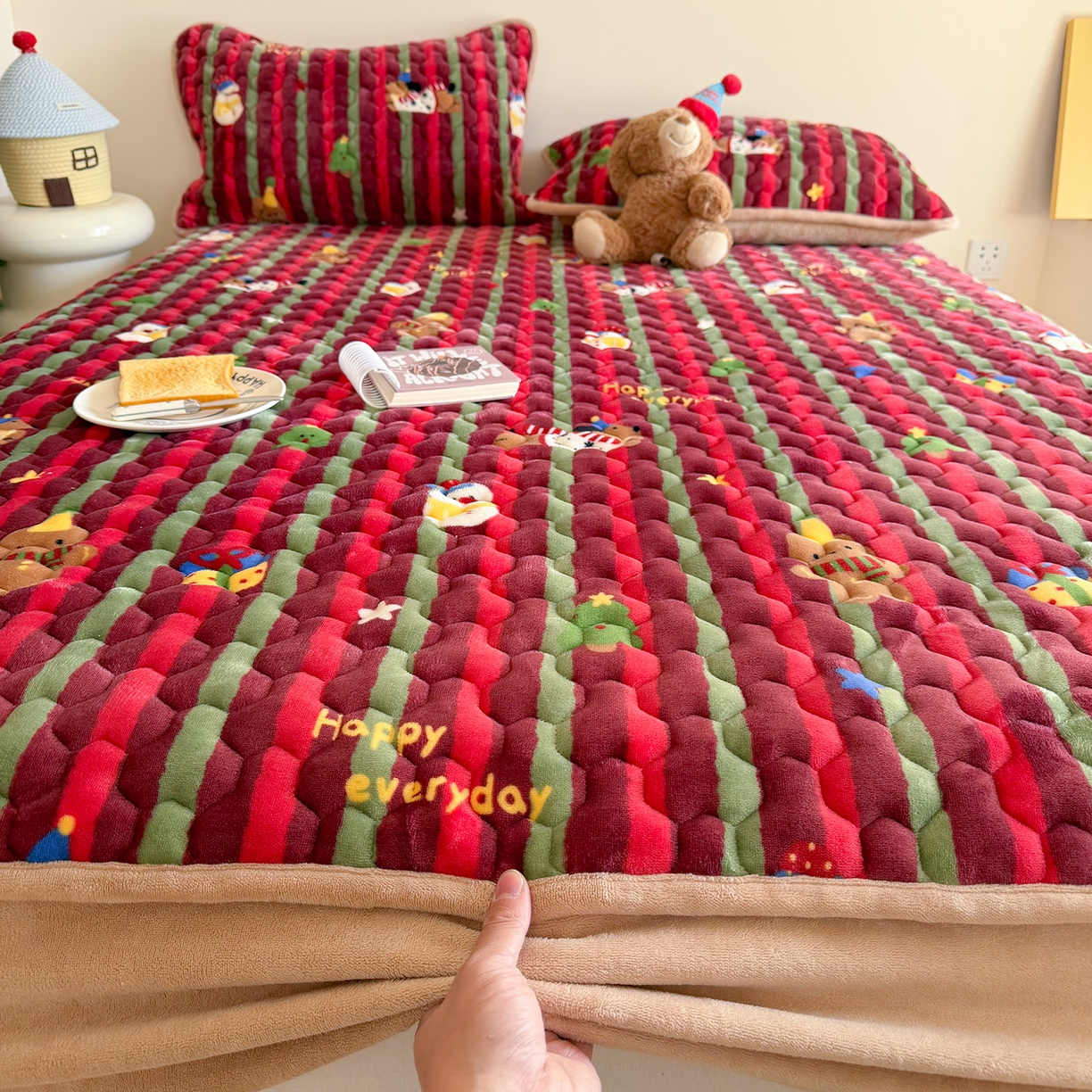 91家纺网 家纺一手货源 找家纺 （总）Sweet dreams甜梦 2025新款高克重牛奶绒印花夹棉床笠圣诞款