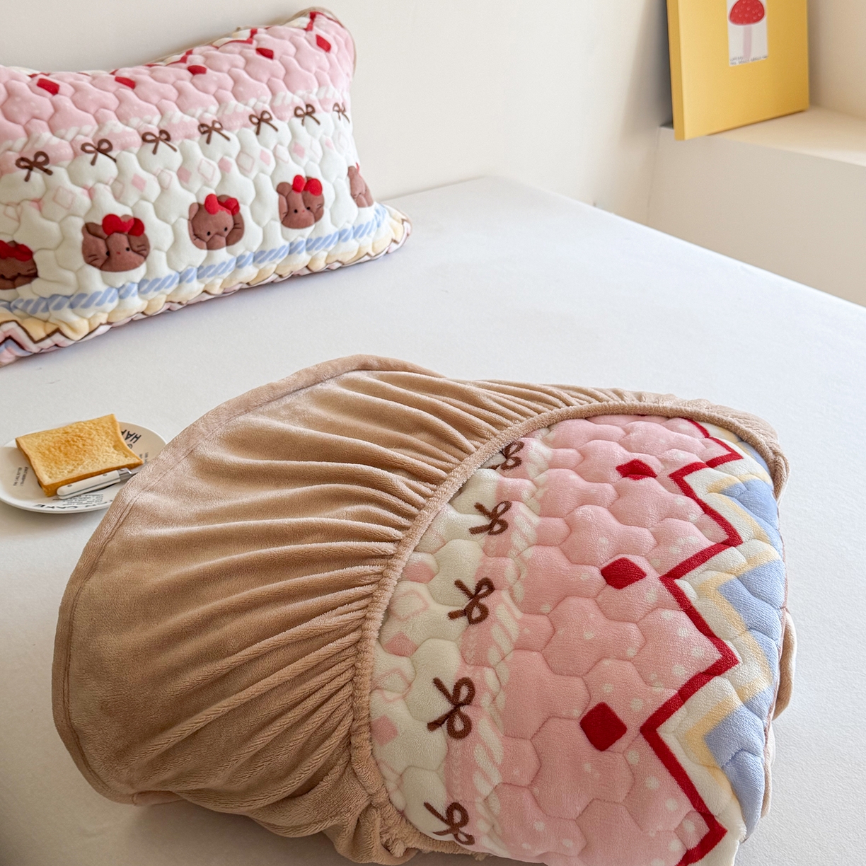 91家纺网 家纺一手货源 找家纺 Sweet dreams甜梦 2025新款高克重牛奶绒印花夹棉床笠圣诞款 冬日小猫粉