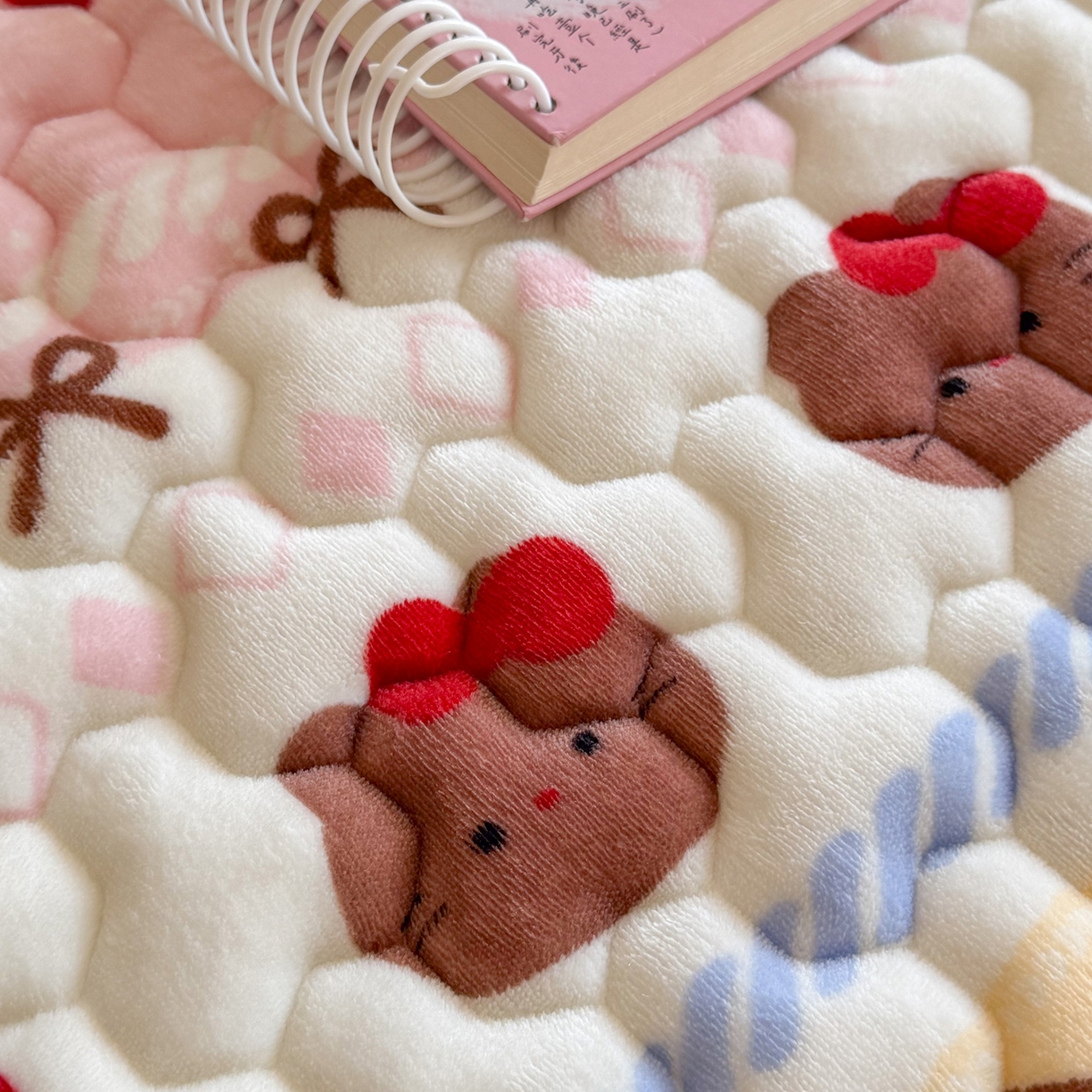 91家纺网 家纺一手货源 找家纺 Sweet dreams甜梦 2025新款高克重牛奶绒印花夹棉床笠圣诞款 冬日小猫粉