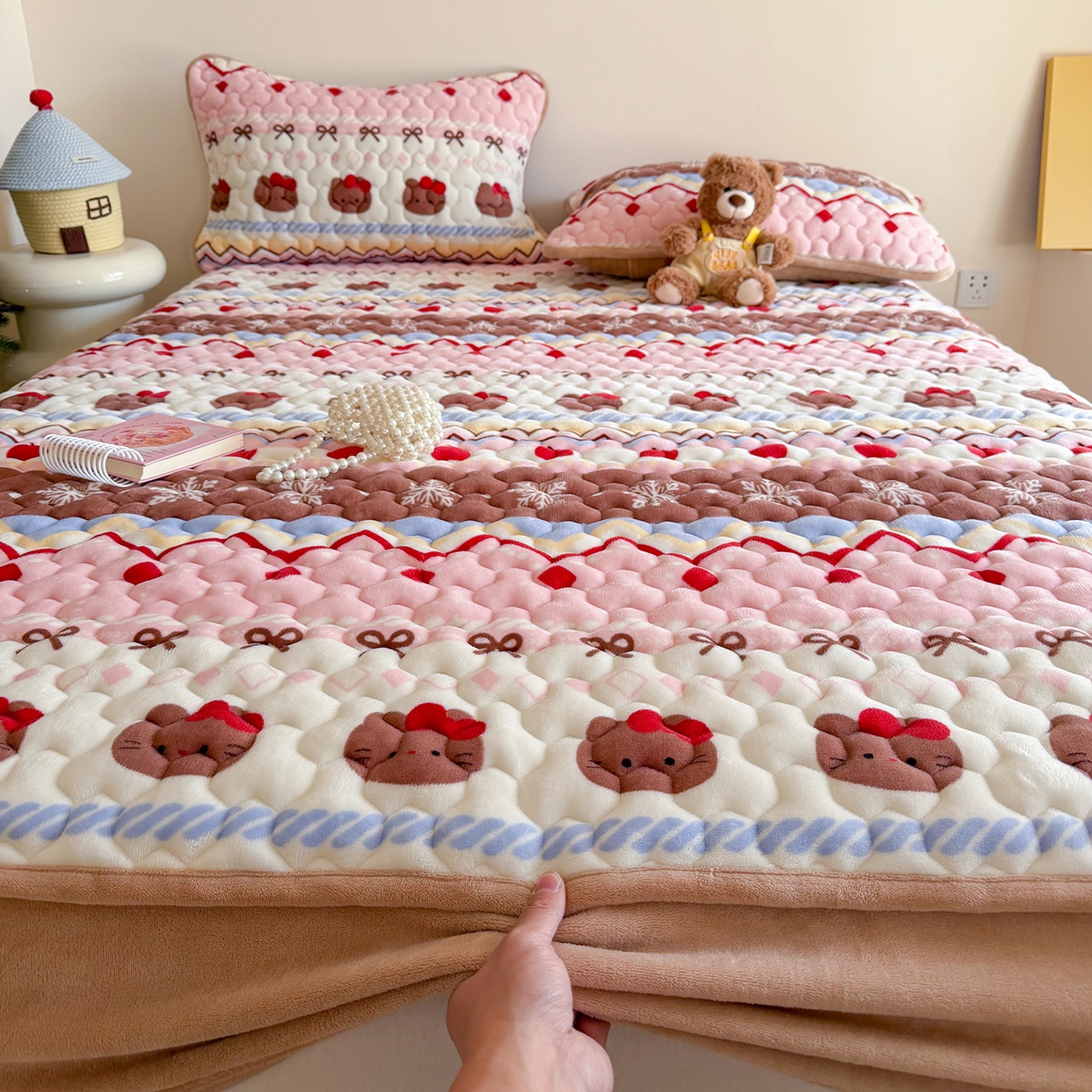 91家纺网 家纺一手货源 找家纺 （总）Sweet dreams甜梦 2025新款高克重牛奶绒印花夹棉床笠圣诞款