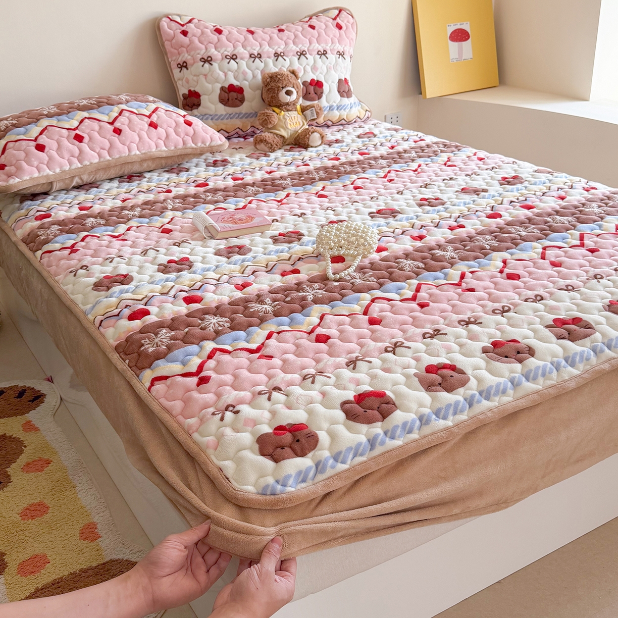 91家纺网 家纺一手货源 找家纺 Sweet dreams甜梦 2025新款高克重牛奶绒印花夹棉床笠圣诞款 冬日小猫粉