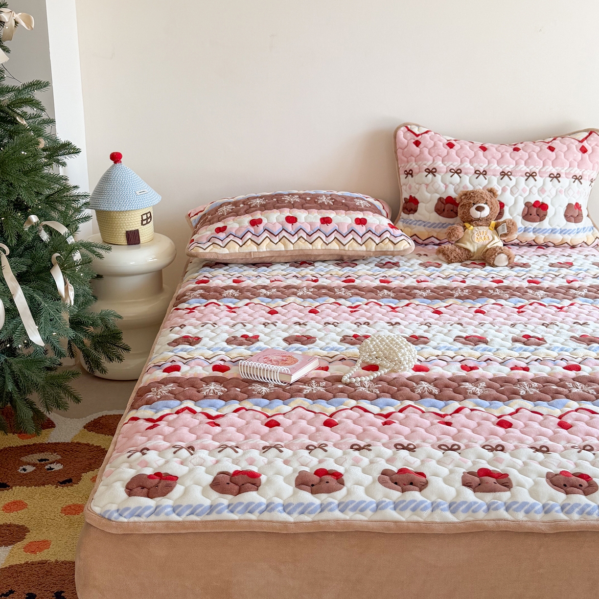 91家纺网 家纺一手货源 找家纺 Sweet dreams甜梦 2025新款高克重牛奶绒印花夹棉床笠圣诞款 冬日小猫粉