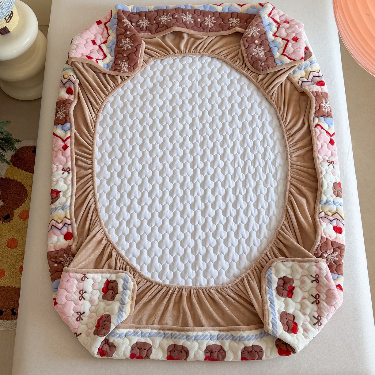 91家纺网 家纺一手货源 找家纺 （总）Sweet dreams甜梦 2025新款高克重牛奶绒印花夹棉床笠圣诞款