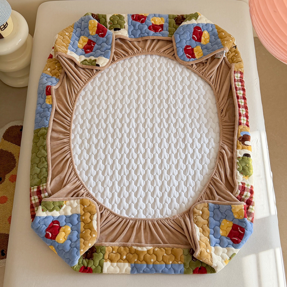 91家纺网 家纺一手货源 找家纺 Sweet dreams甜梦 2025新款高克重牛奶绒印花夹棉床笠圣诞款 雪人奇趣园