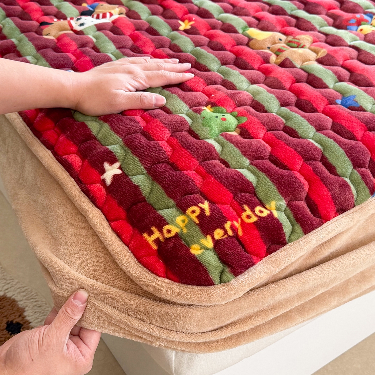 91家纺网 家纺一手货源 找家纺 Sweet dreams甜梦 2025新款高克重牛奶绒印花夹棉床笠圣诞款 糖豆