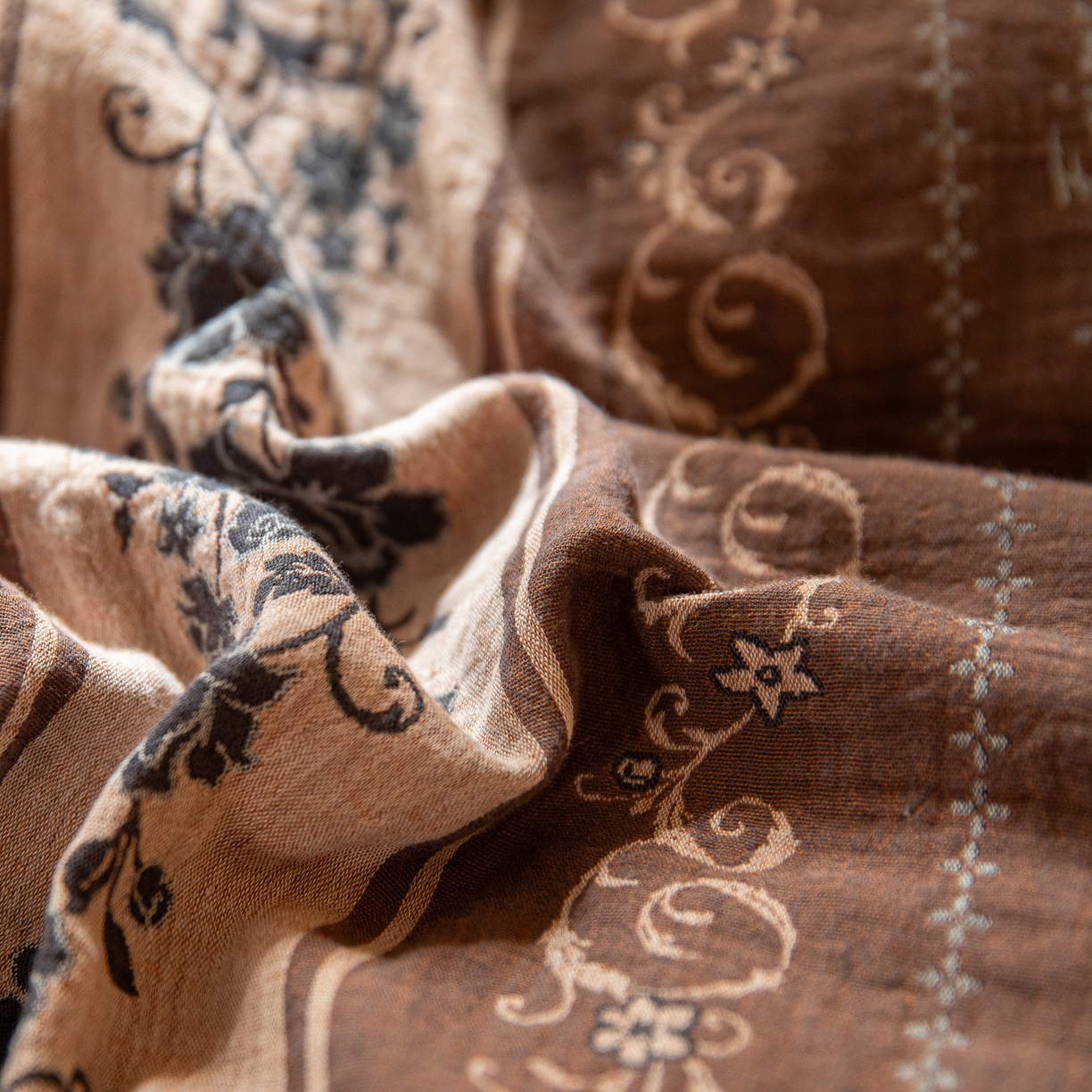 91家纺网 家纺一手货源 找家纺 （总）仰望棉麻双层纱供应链 2025新款全棉纯棉色织提花双层纱四件套-冬日繁花咖