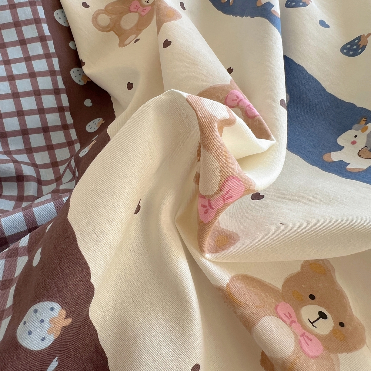 91家纺网 家纺一手货源 找家纺 六巷胡同 2026春夏新款INS卡通基础款全棉纯棉四件套-系列一 费尔岛熊熊