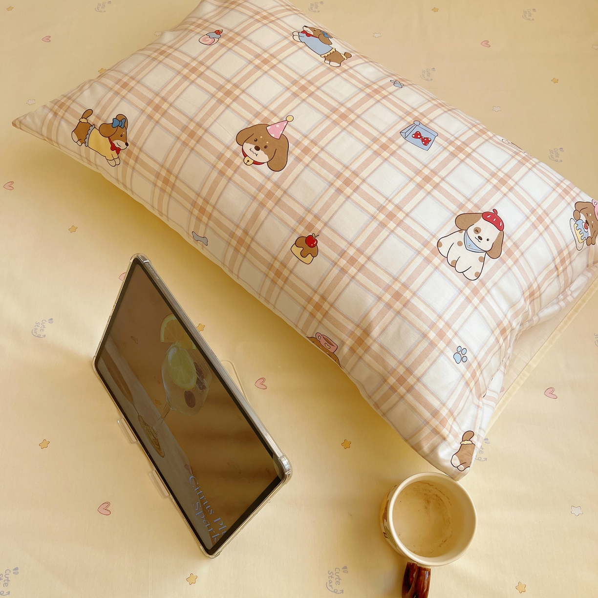 91家纺网 家纺一手货源 找家纺 六巷胡同 2026春夏新款INS卡通基础款全棉纯棉四件套-系列一 黄格汪星人