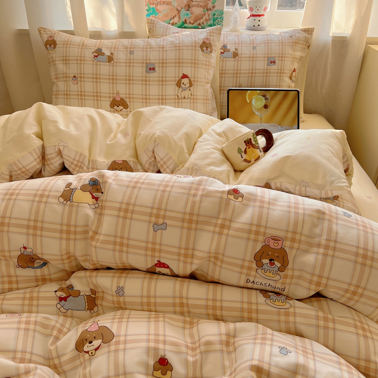 91家纺网 家纺一手货源 找家纺 六巷胡同 2026春夏新款INS卡通基础款全棉纯棉四件套-系列一 黄格汪星人