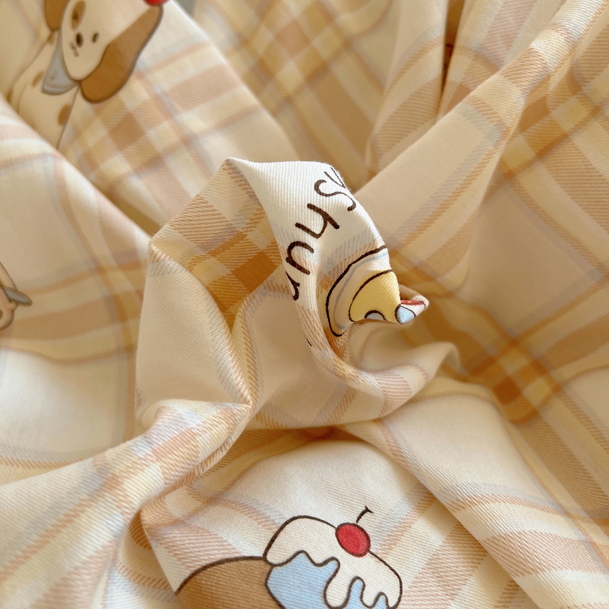 91家纺网 家纺一手货源 找家纺 六巷胡同 2026春夏新款INS卡通基础款全棉纯棉四件套-系列一 黄格汪星人