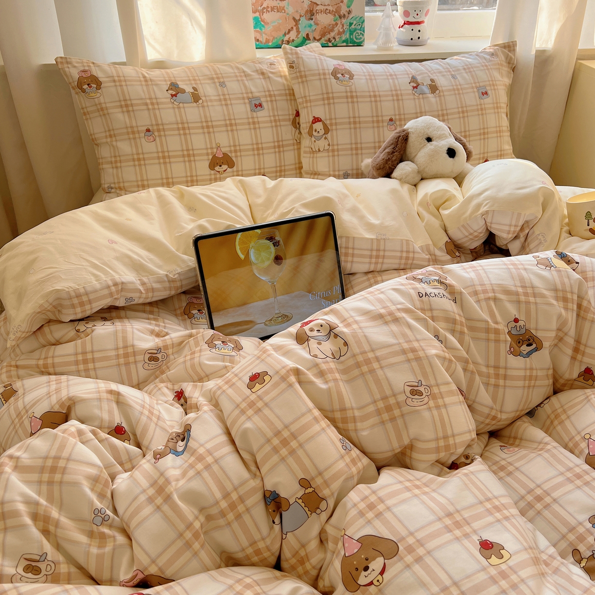 91家纺网 家纺一手货源 找家纺 六巷胡同 2026春夏新款INS卡通基础款全棉纯棉四件套-系列一 黄格汪星人