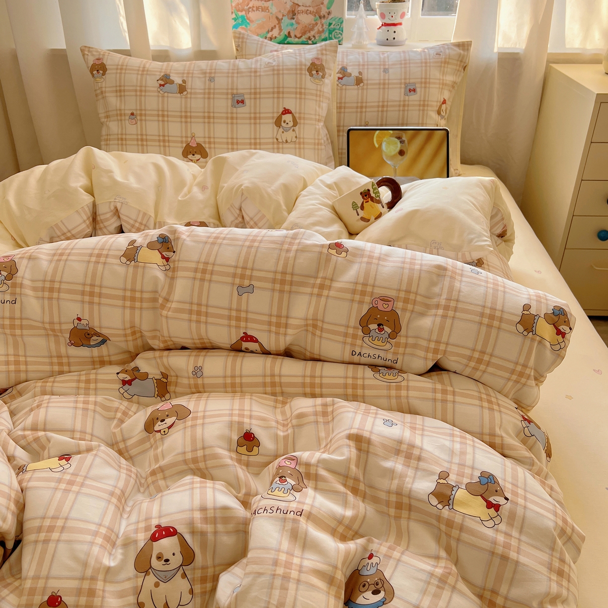 91家纺网 家纺一手货源 找家纺 六巷胡同 2026春夏新款INS卡通基础款全棉纯棉四件套-系列一 黄格汪星人