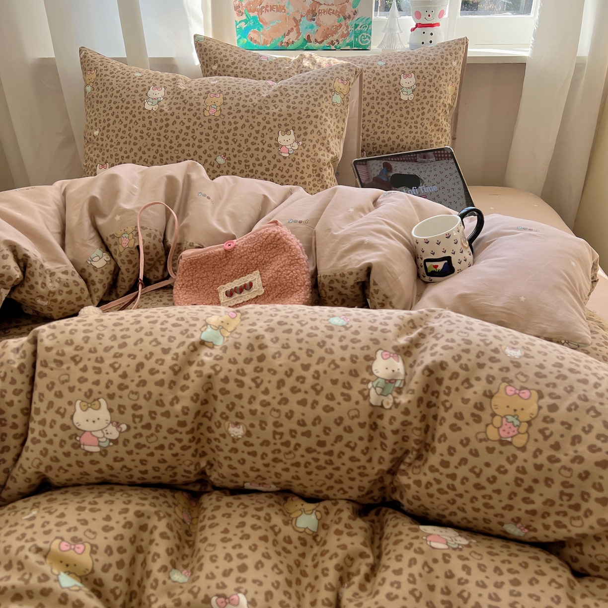 91家纺网 家纺一手货源 找家纺 六巷胡同 2026春夏新款INS卡通基础款全棉纯棉四件套-系列一 咖豹纹喵喵