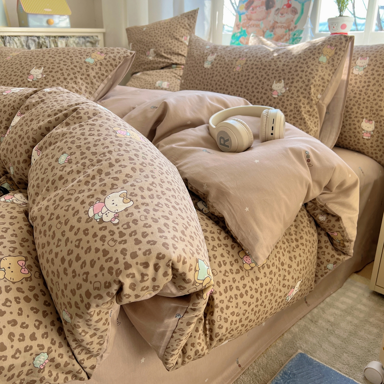 91家纺网 家纺一手货源 找家纺 六巷胡同 2026春夏新款INS卡通基础款全棉纯棉四件套-系列一 咖豹纹喵喵