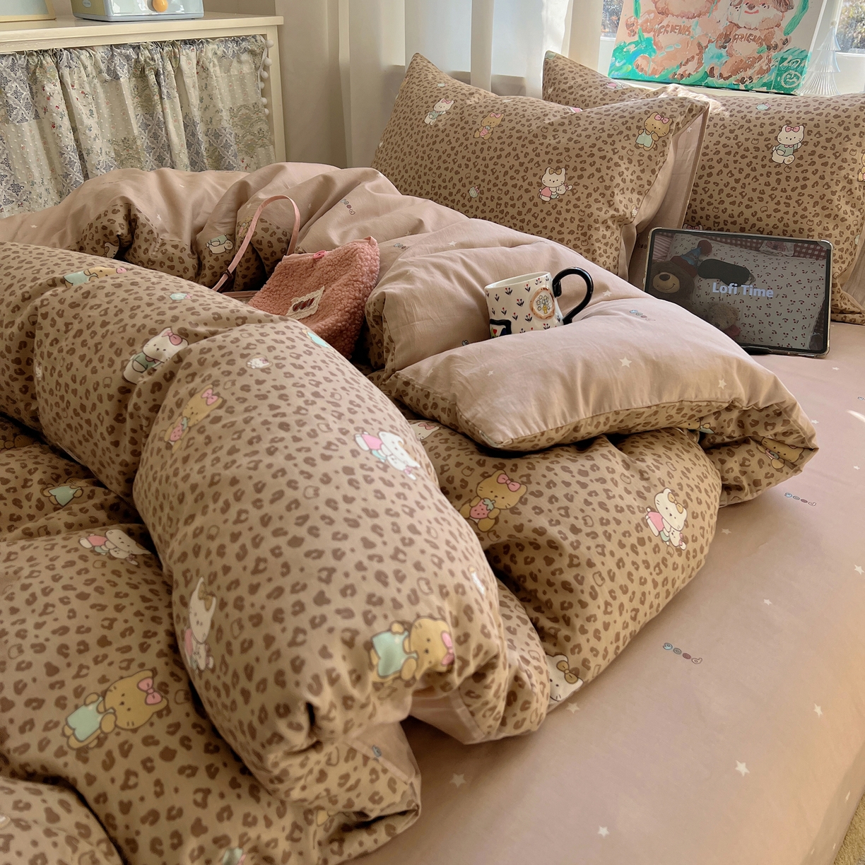 91家纺网 家纺一手货源 找家纺 六巷胡同 2026春夏新款INS卡通基础款全棉纯棉四件套-系列一 咖豹纹喵喵